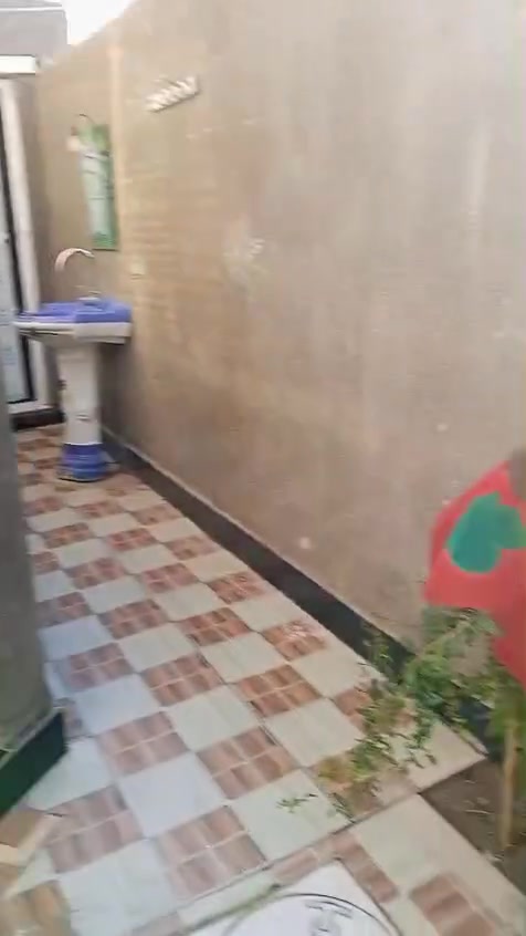 🏠 بيت للبيع في السديناوية (بناء حديث بمواصفات ممتازة)
للباحثين عن السكن المريح أو الاستثمار الذكي، بيت طابقين بناء حديث بتصميم راقٍ ومساحة واسعة معروض للبيع من المالك مباشرة.

✨ أبرز ميزة: يحتوي البيت على درج خارجي للطابق الثاني، مما يتيح لك إمكانية فصل الطابق الأول عن الثاني بالكامل ليصبح عبارة عن بيتين مستقلين تماماً (مناسب جداً للسكن العائلي المشترك أو تأجير أحد الطوابق).

 📍 الموقع: السديناوية - حي الرحمن (نهاية شارع السايدين).

 📐 المساحة: 225 متر مربع.

       طابو زراعي صاعد معاملة تمليك

 🛣️ الشارع والخدمات: يقع البيت على شارع عريض 10 متر، والمنطقة مخدومة بالكامل (تبليط، أرصفة، مجاري ثقيلة وخفيفة، وخط الكيبل الضوئي واصل لراس الفرع).

 🛏️ عدد الغرف الإجمالي: 6 غرف نوم (منها 3 غرف بنظام سويت).

📐 تفاصيل تقسيم الطوابق:

 الطابق الأول:

 غرفتين نوم.

 صالة كبيرة + استقبال واسع.

 مطبخ متكامل.

 كراج للسيارة.

 صحيات داخلية وخارجية.

 مناور عدد (2) لتهوية وإضاءة ممتازة.

 الطابق الثاني:

 4 غرف نوم (2 منها بنظام سويت مع حمام خاص).

 صالة مريحة.

 صحيات مشتركة.

 السطح والخدمات الإضافية:

 السطح مكسو بالكامل بـ الشتايكر مع عازل حراري ممتاز.

 البيت يحتوي على برج إنترنت راكب وجاهز للاستخدام.

 💵 السعر: 240 مليون (قابل للتفاوض)

للتواصل واتساب ( ***********)
