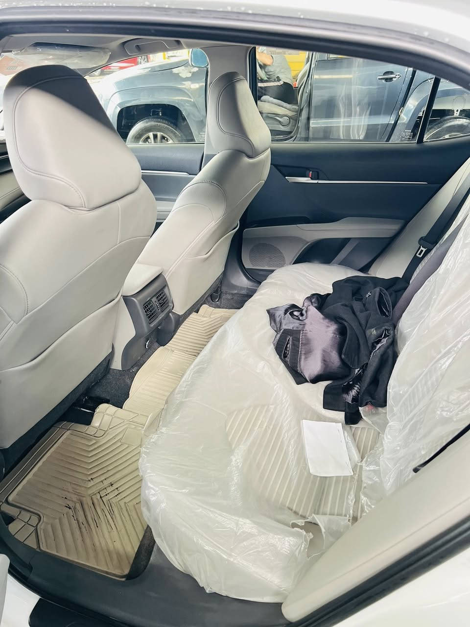 السلام عليكم (اللهم صلي على محمد)
كامري موديل 2024 
فئة Se خليجي فول مواصفات 
تنتة ☑️ 
مري شفط 
بصمة تشغيل عن بعد 
بصمتين 🫵🏻
رقم أربيل تحويل مباشر 
غنيه عن التعريف 
اقتصاديه 
رزانه 
متانه 
ويل نجمة ⭐️ 
بدلتلها تخم تايرات قبل اسبوع بل لآيلون 
دهن كل شهر إبدللها 
السياره حلوه ونظافه خير من الله 
شوفة العين 
السعر 275 وبيها مجال للشراي وياخذ السياره وغداه ويطلع راضي وإذا مو شراي ويجي يتغدى هم حياه الله 
أترجاكم ما نحب المماطل والمساحاة السوگ كلشي بي 
مكان قضاء العلم 
رقم الهاتف :*********** 📞
