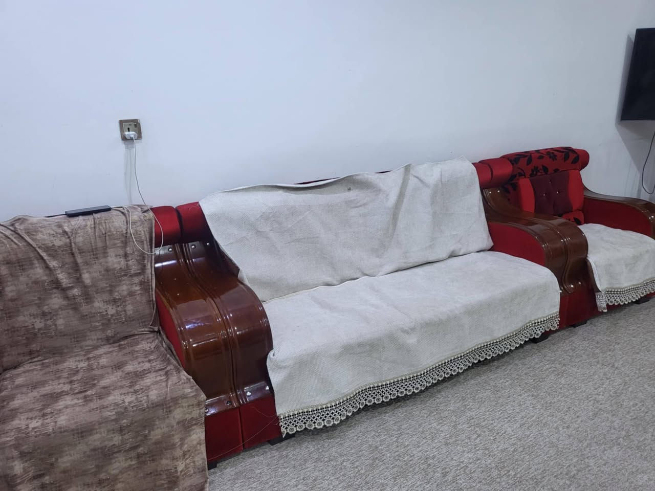 متوفر قنفات نظيفة
مابيهن كسر  ٢ كبار ٢ زغار 1 و سط 
١٠ نفر

وجرابي شبابية حديد قوية  عدد 2
للاستفسار *********** واتساب او اتصال 
ماعندي ماسنجر
