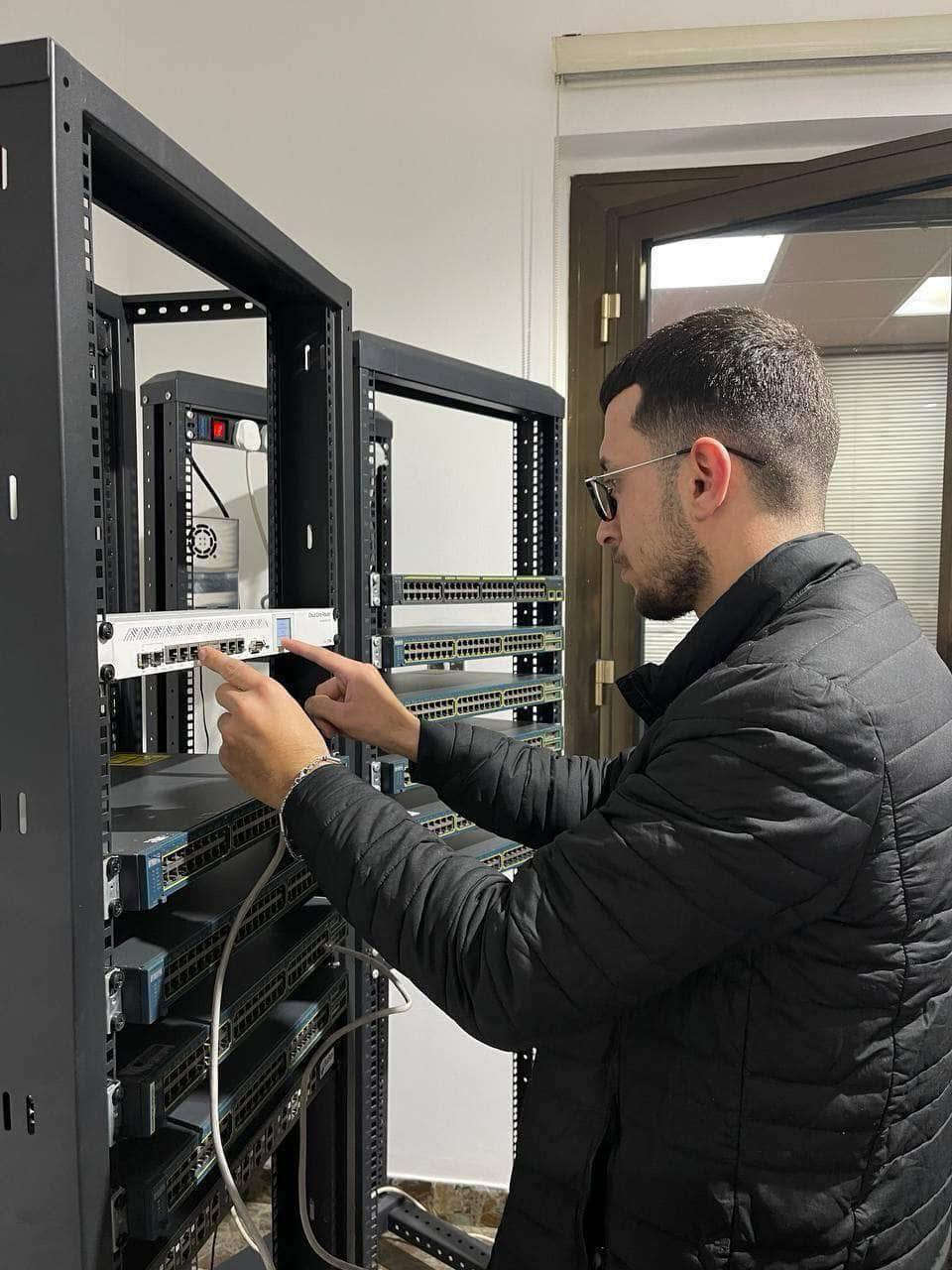 🔥 مبادرة CCNA & Network بسعر رمزي جداً

‏⭕️ CCNA 
فقط 135,000 بدل 225,000
حتبدأ15/2/2026 
⏳ المدة : شهر ونصف 
محاضرتين بالاسبوع
👨‍🏫 بإشراف د. طارق (دكتوراه بالأمن السيبراني)

‏⭕️ Network Course
⏳ المدة : شهر – يومين بالاسبوع

ماذا ستتعلم؟

✔️ أنظمة الشبكات ونصب أبراج الإنترنت وإدارتها
✔️ أنظمة الربط الداخلي والخارجي
✔️ أنظمة الحماية
✔️ تصميم وبناء شبكة متكاملة باستخدام أجهزة مختبرية عملية

🎯 تؤهلك هذه الدورات للعمل في أكبر الشركات والمصانع مع مدربين محترفين أصحاب خبرة عملية.

🎓 شهادة معتمدة من مركز فضاء العراق 
عضو في المجلس الثقافي البريطاني و مؤسسة سميثسونيان الامريكية 
وله عدة شراكات محلية واقليمية ودولية 
.

📍 بغداد – القادسية – خلف مدرسة الجولان
📞 +964 773 131 3777

💬 اكتب “مهتم” لتصلك التفاصيل

‏#CCNA #Network #سيسكو #نتورك ‏
