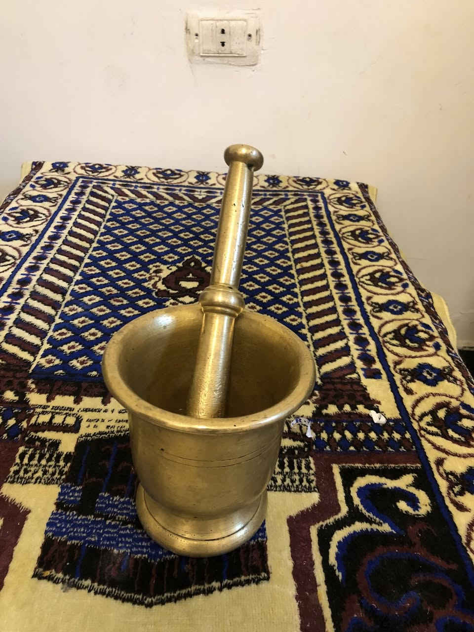 هاون نحاس صب انتيك قديم جدا محزز  ارتفاع مع اليد 26 سم بدون اليد 13 سم ولا غلطه بحاله ممتازه جدا للمهتمين فقط التواصل خاص او عالرقم 0796195550


**إذا كنت صاحب هذا الإعلان وتريد حذفه لأي سبب، رجاءا أرسل رسالة إلى الدعم الفني**