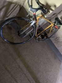 عندي بايسكل رياضي كل عيب مابي سعر 50وبي مجال 07893826351