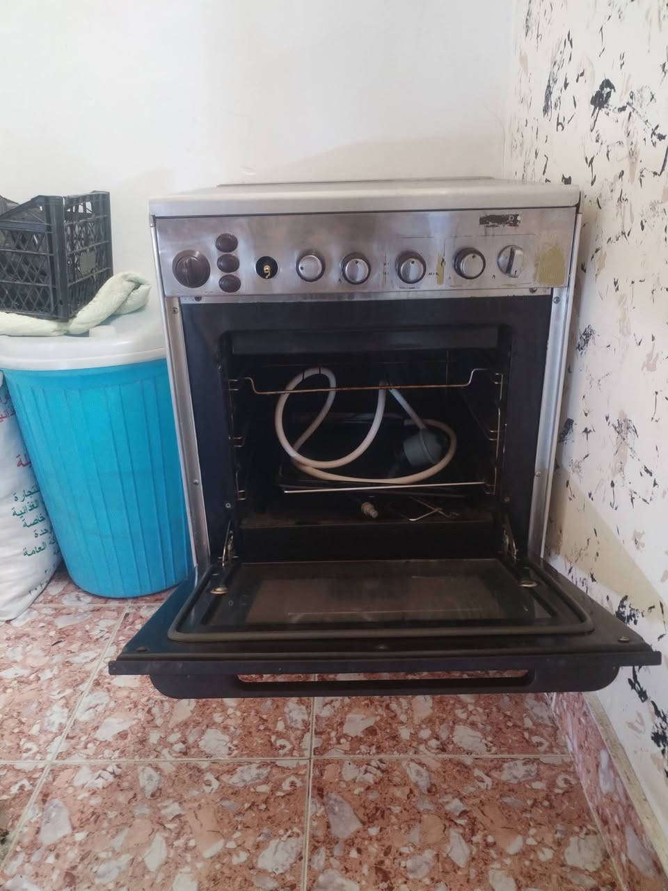 السلام عليكم غراض للبيع
ثلاجه سعر 150 وبيه مجال

 حجم كبير مَوصله مصلح ابد تثليج فول

طباخ اربع عيون وفرن كله شغال ستيل 120 وبيه مجال

غساله غسل تنشيف فول نظيفه سعر 65 مكاني واحد حزيران رقم***********
