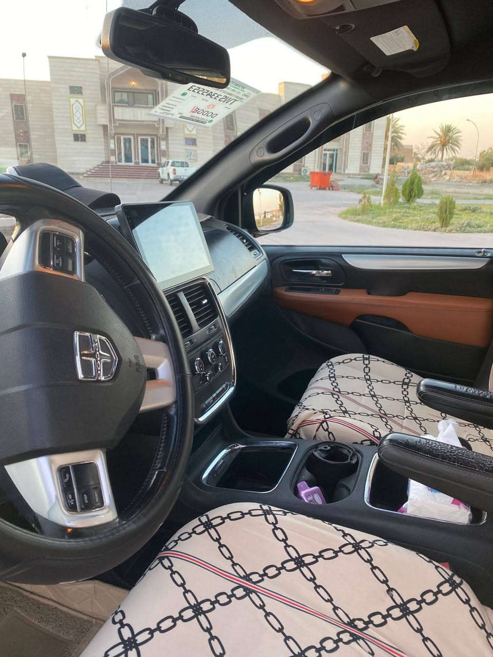 دوج كرفان موديل 2014 SXT رقم بغداد الجديد ماشية 130 الف كيلو
محرك 3.6 vvt 
مواصفات السيارة
الابواب والجنطة كهرباء
كشنات بلع
تشغيل عن بعد
3 قطع تبريد
شاشات عدد 3 
كاميرا خلفية
الحادث موجود بالصور فقط تبديل قبق الجنطة والسونار موجود
السعر 155 وبيها مجال مكاني صلاح الدين قضاء الدجيل 
للإستفسار الاتصال على الرقم ***********
