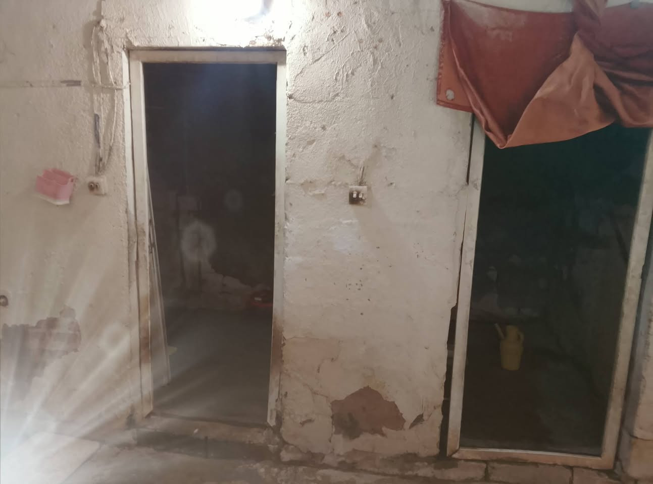 السلام عليكم دار للبيع واقع حال يحتوي على غرفتين ومطبخ جبير يصير غرفه وصحيات وحوش جبير مكان ام الكبر معمل الرحلات قريب ع شارع العالم المنطقه كامله خدمات ماء مجاري كهرباء وتبليط قيد الانشاء سعر ٢٢ مليون وبي مجال للاستفسار ***********
