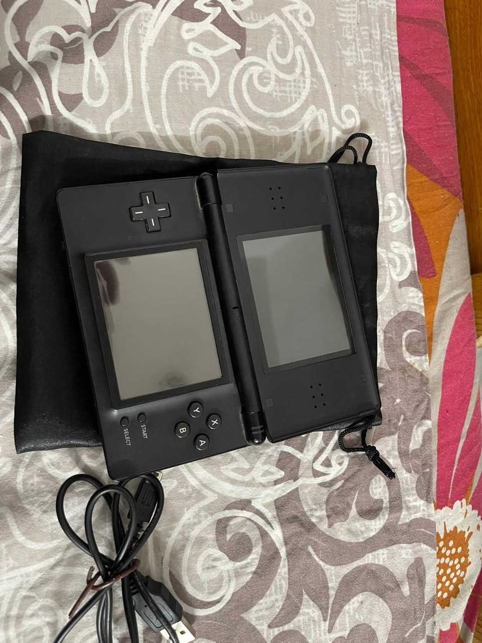 للبيع شغال بي كسر موضح بالصورة ومابي قلم
ب٣٠ مع التوصيل


**إذا كنت صاحب هذا الإعلان وتريد حذفه لأي سبب، رجاءا أرسل رسالة إلى الدعم الفني**