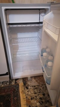 عندي ثلاجه صغيره مال مكاتب نضيفه نضافه ١٠٠ مصارله سبوع عندي واريد ابيع...