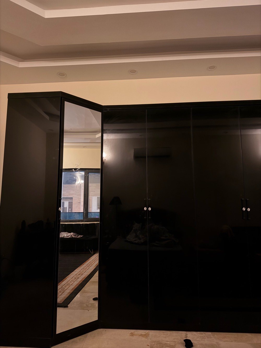 البَصرة - الجوهرة
كنتور ملابس زاوية لون أسود 
