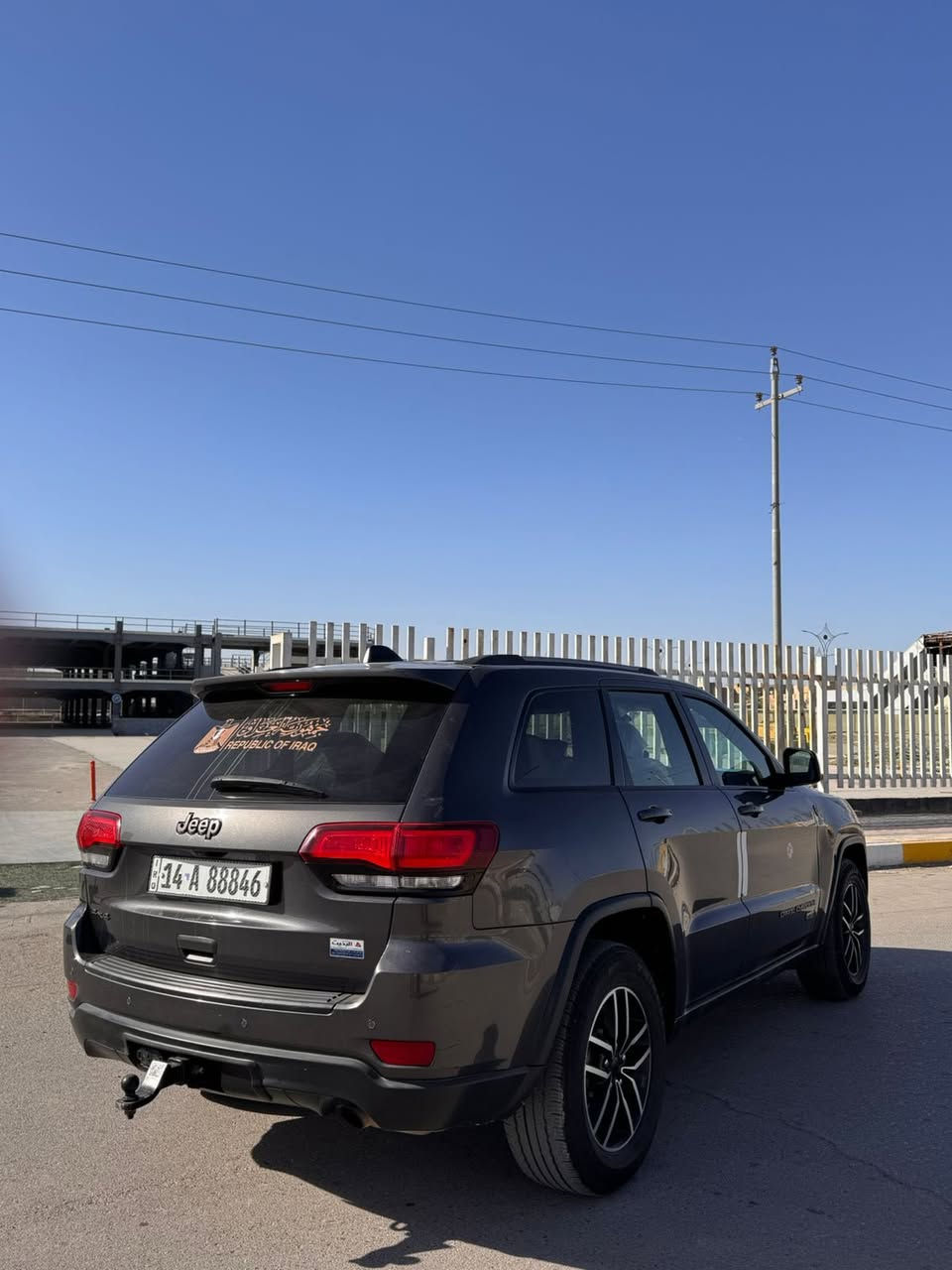 جيب كراند شيروكي فئه 1941 
السيارة باسمي تحويل ثاني يوم 
مكاني ذي قار
فول مواصفات 
الموديل :2017
المحرك : V6.  3.6L . 
العداد : 140 m
رقم بصرة بأسمي

سعر ٢٠٠وقابل للتفاوض
 
المواصفات :
* دفع رباعي 4x4 . 
* قيادة ذاتية عند المنعطفات. 
* رادار مانع تصادم خلفي.  
* نظام تحذير عند تجاوز السرعة المحددة. . 
* مرايا تعتيم ذاتي. 
* نظام الصوت عملاق
* سقف فتحه
* شاشه كبيرة
* المصابيح الأمامية زنون .
* كشافات الضباب زنون . 
* دخول ذكي. 
* تشغيل عن بعد .
* الصندوق الخلفيي كهربائي .
* مقعد السائق كهربائية .
* المقاعد الأمامية تدفئة .
* حساسات خلفية . 
*تبريد خلفي امامي ثلج
* تدفئة ستيرن . 
* مانع تصادم خلفي .
* بلوتوث تلفون . 
* محدد سرعة . 
* نظام التشغيل والاطفاء الاوتوماتيكي .
* نظام بريك اوتماتيكي .
*مكينه وكير بلاد 
حادثها جاملغ امامي جهة السايق ومصبوغ بدون دواخل وبدون ايرباك وتبديل بنيد اثر شخوط
للتوصل ***********
