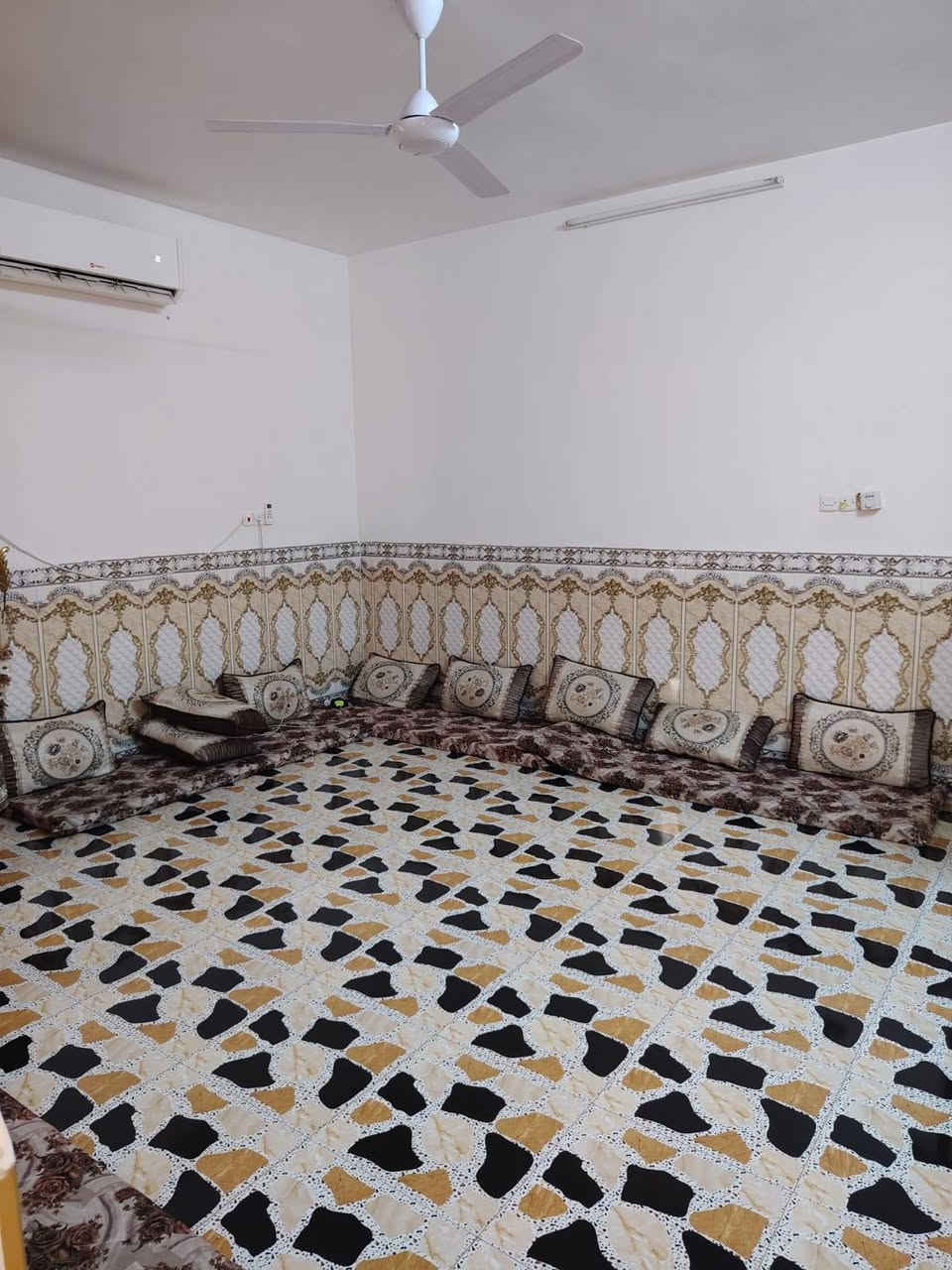 دار سكن للبيع طابو صرف في حديثة حي العسكري 
مقابل دائرة شبكات حديثة 
مساحة الدار /500متر
يتكون من طابقين 
الطابق الأول
ديوان 10*4.5
هول5*4.5
غرفتين نوم 5.5*4.5
صاله داخلية
ومطبخ حار وبارد
صحيات داخليه وخارجيه
الارضية كاشي 
الطابق الثاني 
غرفتين نوم 5*4
مصبوبه فقط
السعر/85 مليون قابل لتفاوض
عنوان المكتب/الانبار/ حديثة /حي العسكري/ مقابل أسواق علي نصيف للاستفسار الاتصال على الرقم 
***********
