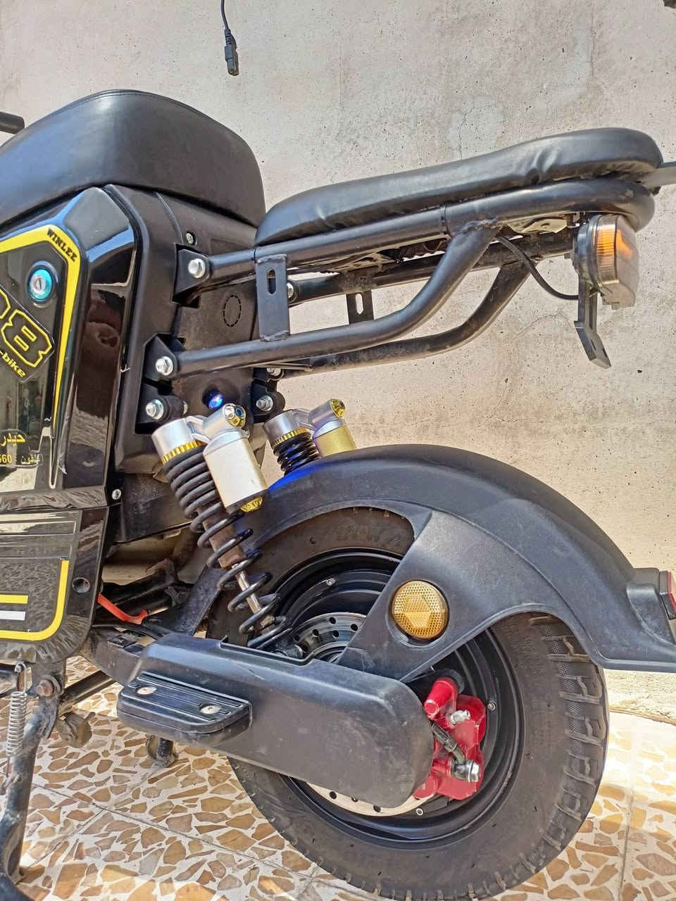 دراجه شحن
نوع : R8
5 بطاريات حجم كبير ويلي
دبل اشاره + خلاط
ليت ناصي+ ليت عالي
هورن + سماعه بلوتوث 
مكان شحانه للموبيل + استناد للموبيل
دبل جك + كلشي شغال بيها
نظافه 85%
السعر 425 وبي مجال للشراي 
اذا ما شراي لا اتعبني فدوه 
للتواصل *********** عبر الواتساب
