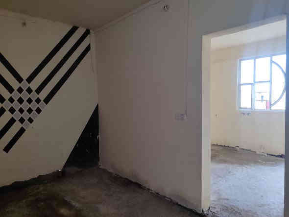 سلام عليكم 
دار للبيع المساحة 200متر طابو صرف يتكون من استقبال ومطبخ وصالة وغرفتين نوم نقص سيراميك الموقع نهر الشيخ حي العسكري السعر 70 وبي مجال للاستفسار ***********
