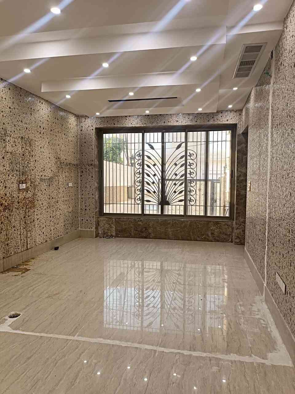بيت للبيع داخل المربع الذهبي في اربيل 
بسعر جدا مناسب في منطقة 32 بارك 

🔹جدا قريب من شارع 100 مترى 
🔹مساحة البيت: 250 متر مربع 

▪️بلوك الاول
▪️بناء درجة اولى
▪️ديكورات ملكية
▪️كواليتي ممتاز

🔹يتكون البيت من: 
• مدخل (كراج) حديقة + استقبال  + صحيات ضيوف
• 2 صالات + مطبخ حار وبارد + صحيات
• 5 غرف نوم (سويت) + بالكون كبير 
....................
راسلونا #وتساب للاطلاع على فيديو كامل 
....................
للحجز والاستفسار:
 ***********
 ***********
