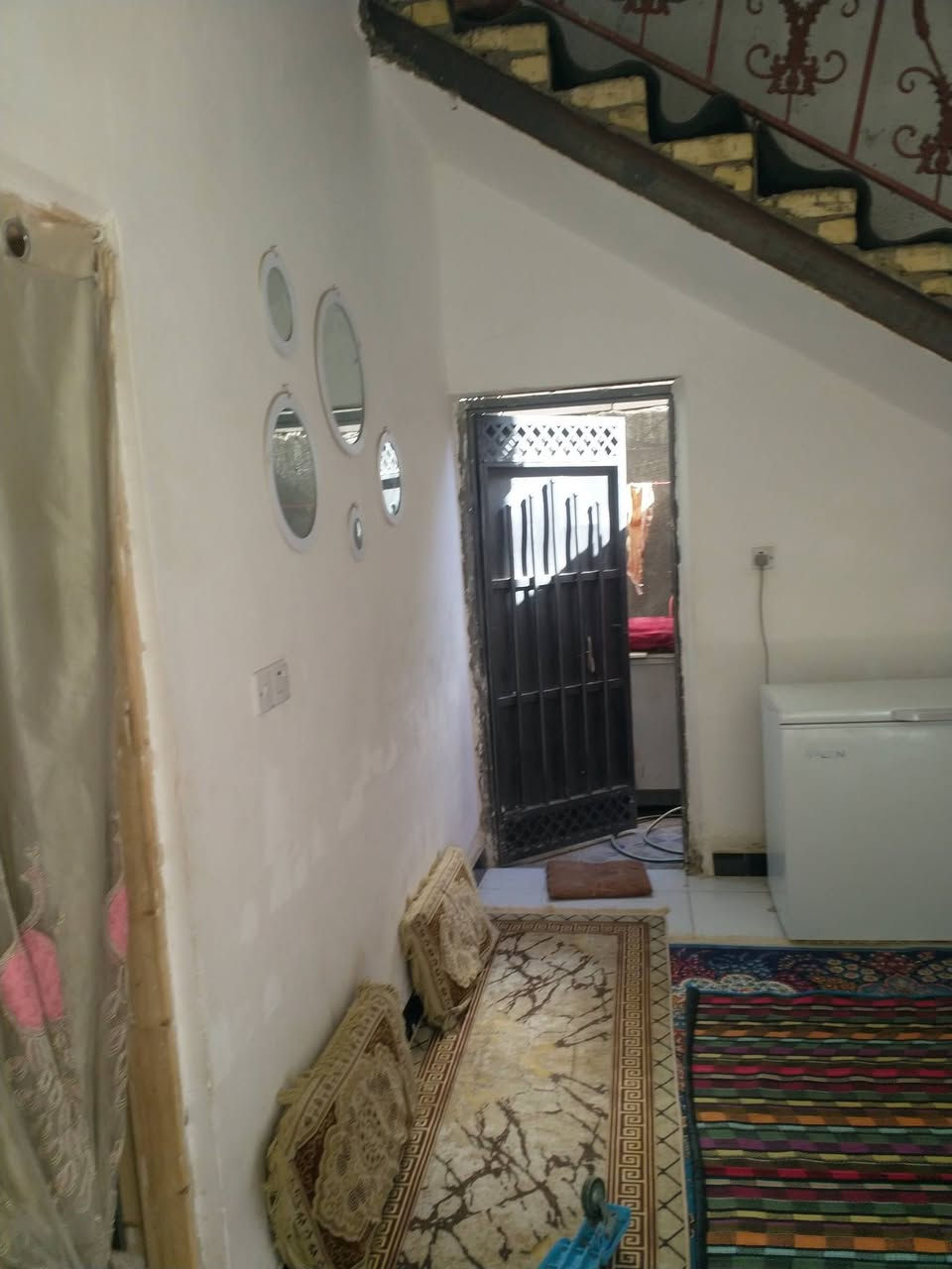 السلام عليكم.    بيت لبيع الواجهه  16متر. ونزال 13متر بيت كامل في حي السبل مجاري بلباب  يم المختار عالي عن شارع  غرفتين وصاله ودوانيه. وطارمه.  بناء جديد سعر المطلوب35وبيه مجال   الشراي هذا رقمي انه صاحب البيت ***********
