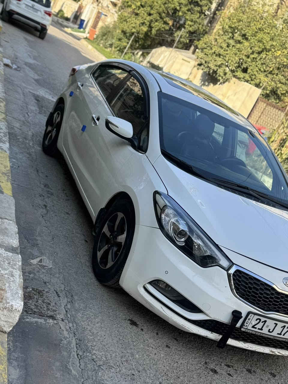 السلام عليكم
كيا سيراتو للبيع 
موديل 2014
مكفول  من صبغ ومن لبارد
مواصفات 

فول مواصفات 
تحكم ستيرن 
فتحه مري شفط 
شاشة + كامرة 

محرك 1600دوش بشرط

كير 10نمر كير كفالة بشرط

شاشة كبيره 
منضومة زنون 

رقم سليمانيه 
شرط تحويل 
السعر 124 وبيه مجال 
مكاني بغداد 

الاتصال ***********
***********
