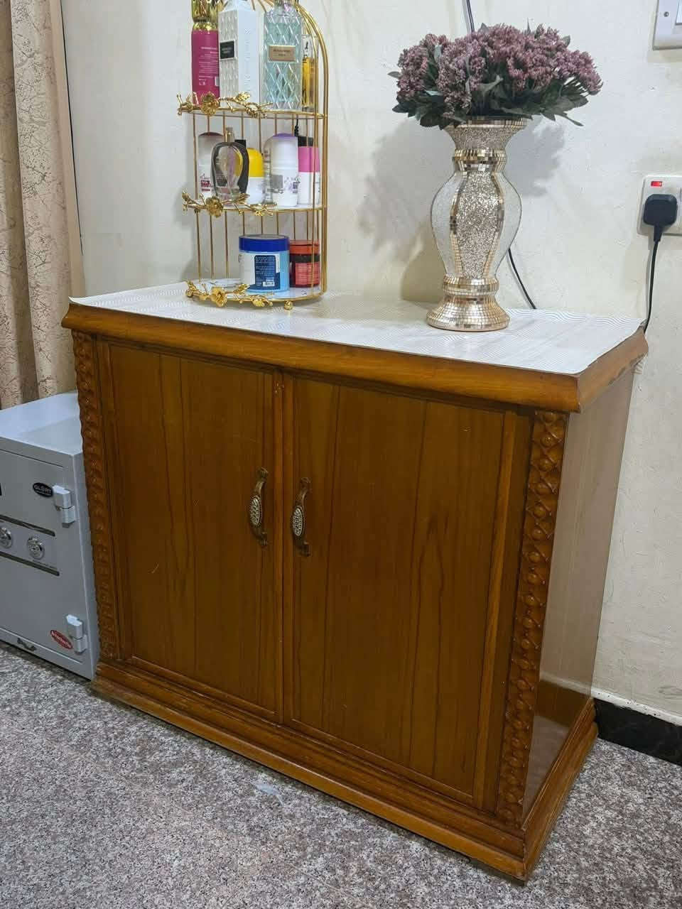 غرفه نوم صاج طبيعي تفاصل درجه اولى مستخدمه اقل السنه ام 5ابواب داخل وخارج صاج  غرفه جدا جديده للاستفسار العنوان بغداد شهداء السيديه
***********
