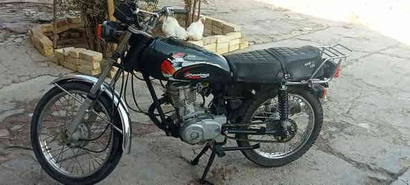 سلام عليكم 
دراجه البيع 
بدون مكفولة سرقه وعشائر 
دراجه نضيفه ومكفول من كلشي 
دراجه نامه شلامجه شرط كفاله من الكطع الحيم  محرك mkz نوعه اصلي شرط  كامله 
كهربائيات شرط  شغالات  كلهن 
العنوان ميسان  الكحلاء تقاطع سيد سفيح بدايته الكحلاء سعر الدراجه 500 وبيه مجال حك جيه 
الستفسار واتساب وخاص او انتصال ***********
