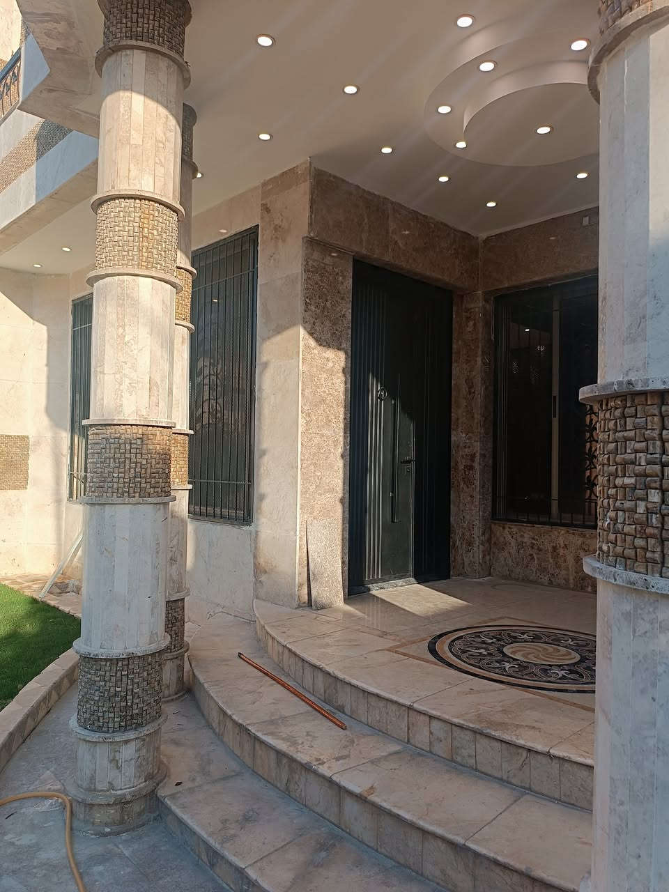 بيت للبيع داخل المربع الذهبي في اربيل 
بسعر جدا مناسب في منطقة 32 بارك 

🔹جدا قريب من شارع 100 مترى 
🔹مساحة البيت: 250 متر مربع 

▪️بلوك الاول
▪️بناء درجة اولى
▪️ديكورات ملكية
▪️كواليتي ممتاز

🔹يتكون البيت من: 
• مدخل (كراج) حديقة + استقبال  + صحيات ضيوف
• 2 صالات + مطبخ حار وبارد + صحيات
• 5 غرف نوم (سويت) + بالكون كبير 
....................
راسلونا #وتساب للاطلاع على فيديو كامل 
....................
للحجز والاستفسار:
 ***********
 ***********
