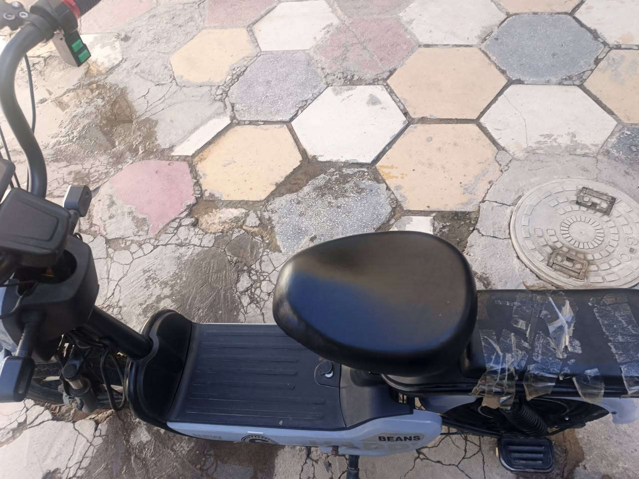 دراجة نوع بيان أصلي أخو الجديد كلش نضيفة سرعة ٧٠ فيها أربع سرع عكس إلي تجي بالسوق ٣ سرع بيها مثبت سرعة أربع بطاريات 🔋حجم ١٤ شحنتها الأصلية وياها  للاتصال : ***********

