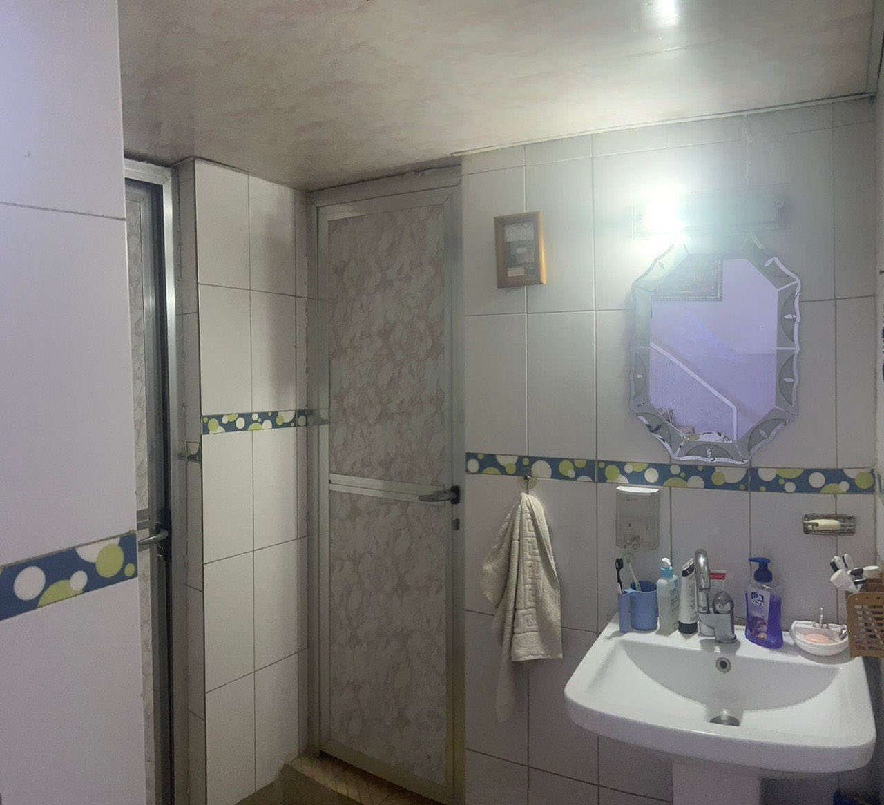 دار للبيع
المساحه 200م

الوجه 10 نزال 20

يحتوي على صالة ومطبخ وخدمات 

وغرفتين نوم 🛌 

العنوان شهداء البياع قرب جامع معاذ ابن جبل 

الاستفسار ***********
