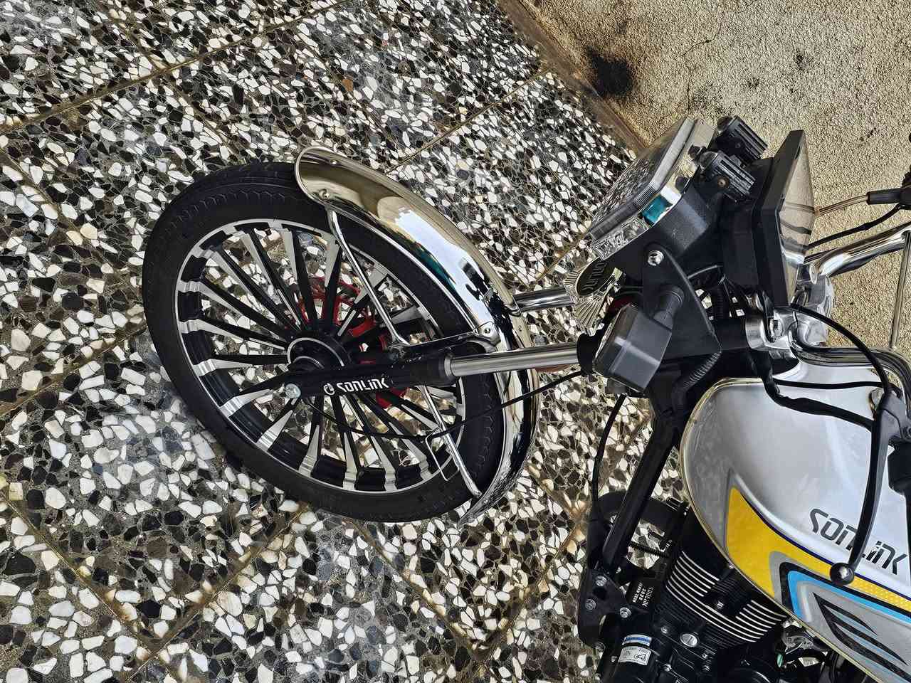 السلام عليكم سونك 2025 خمسة كير محرك 200 ماشية 3 الاف ما صار الهة هواي من نازلة اوراق كاملة بصمة تشغيل عن بعد دراجة جديدة ما بيهة نقص نضافتهة كدامكم مكاني بغداد الحسينية رقم ***********
