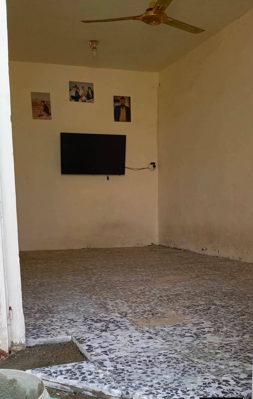سلام عليكم دار للبيع مساحه 125 متر بيت كله كاشي تأسيس بواري ماء تأسيس كهرباء جديد يتكون من غرفه حولي مطبخ ترك. صحيات داخليه و استقبال كراج صحيات خارجية بيت طابوك فقط ستاره والبيتونه بلوك. نهاية شارع مسقط في جهة  القمانية كما موضع بل صور .الاستفسار الاتصال على الرقم  {‏‪***********‬‏}
