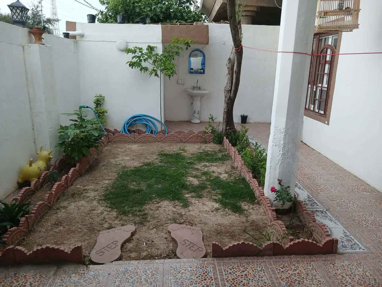 🏠 ✨دار للبيع في خانقين - حي بختياري
الموقع: بختياري - فرع أسواق المندلاوي.
المساحة: 200 متر.

تفاصيل الدار:
✨◀️ غرفتين نوم + صالة + مطبخ + استقبال

✨◀️حديقة داخلية وخارجية.

✨◀️ بئر ماء خاص.

✨◀️ كراج مسقف (سقيفة كيس بان).

✨◀️السطح نظيف جداً والبيت جاهز للسكن.

السعر 40 و بيها مجال 

📞 [ ‭***********‬] ‭✨✨✨
