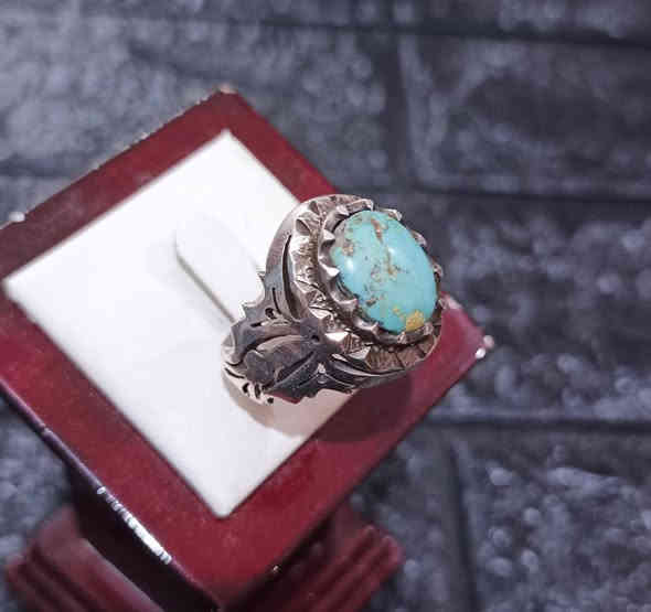 السلام عليكم فيروز نيشابوري قياس 27_28 صياغة مهدوي 925 سعر 65 وبي مجال بسيط  مكان ناصريه توصيل موجود ***********
