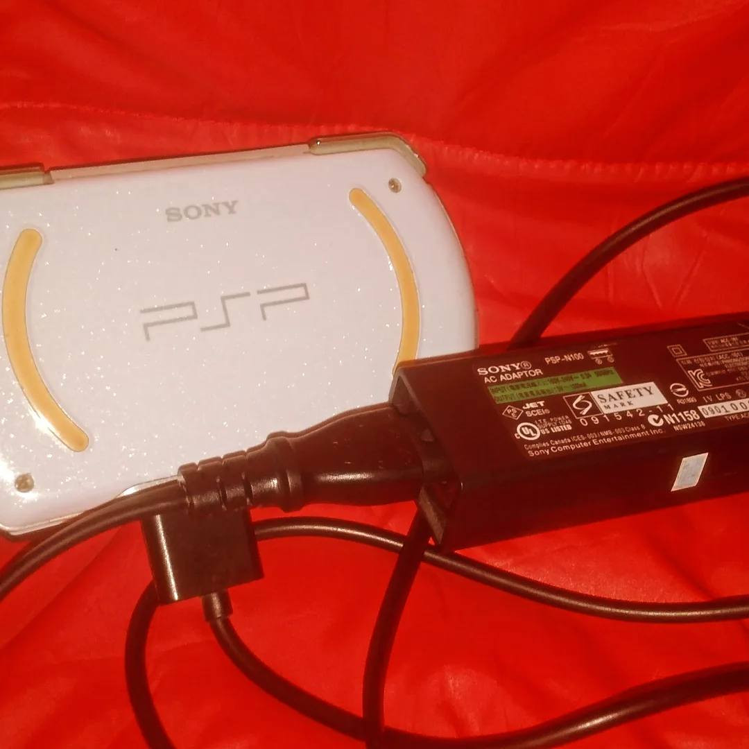 سلام عليكم 
جهاز العاب محمول
(PSP GO) SONY
يحتوي على الكثير من الألعاب المميزة 
حالة الجهاز جديد يأتي معه شاحن اصلي الخاص وبه ويمكنك تنزيل الألعاب عن طريق ربطه بجهاز الكمبيوتر
السعر 265 الف شامل أجور التوصيل 
للحجز والاستفسار 
***********
