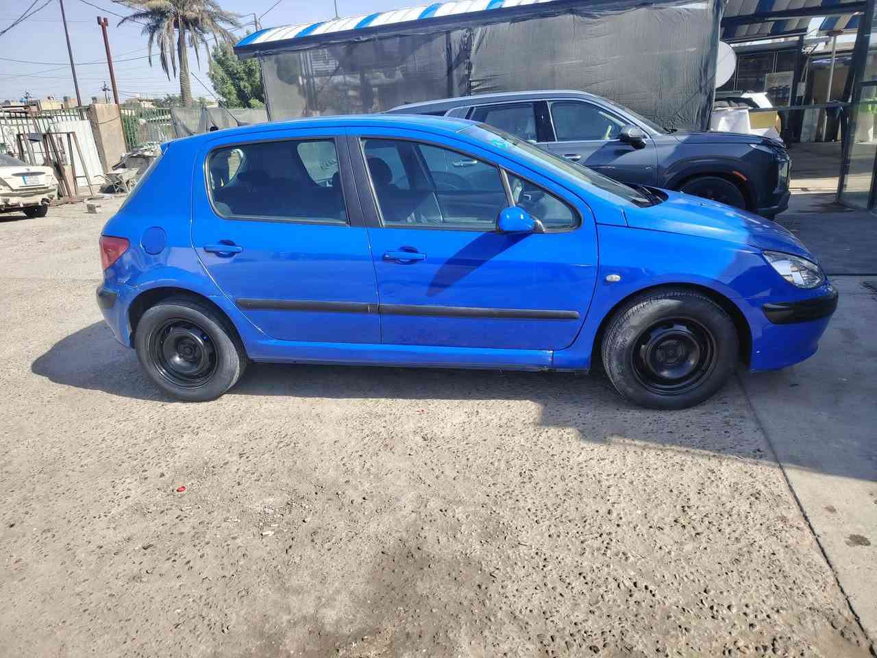 سيارة 🚗بيجو 
نضيفة ما مصبوغة 
مكفول كير ومحرك 
سعرها 55وبيها مجال 
الاستفار اكثر الاتصال ‏‪0774 020 2363‬‏
