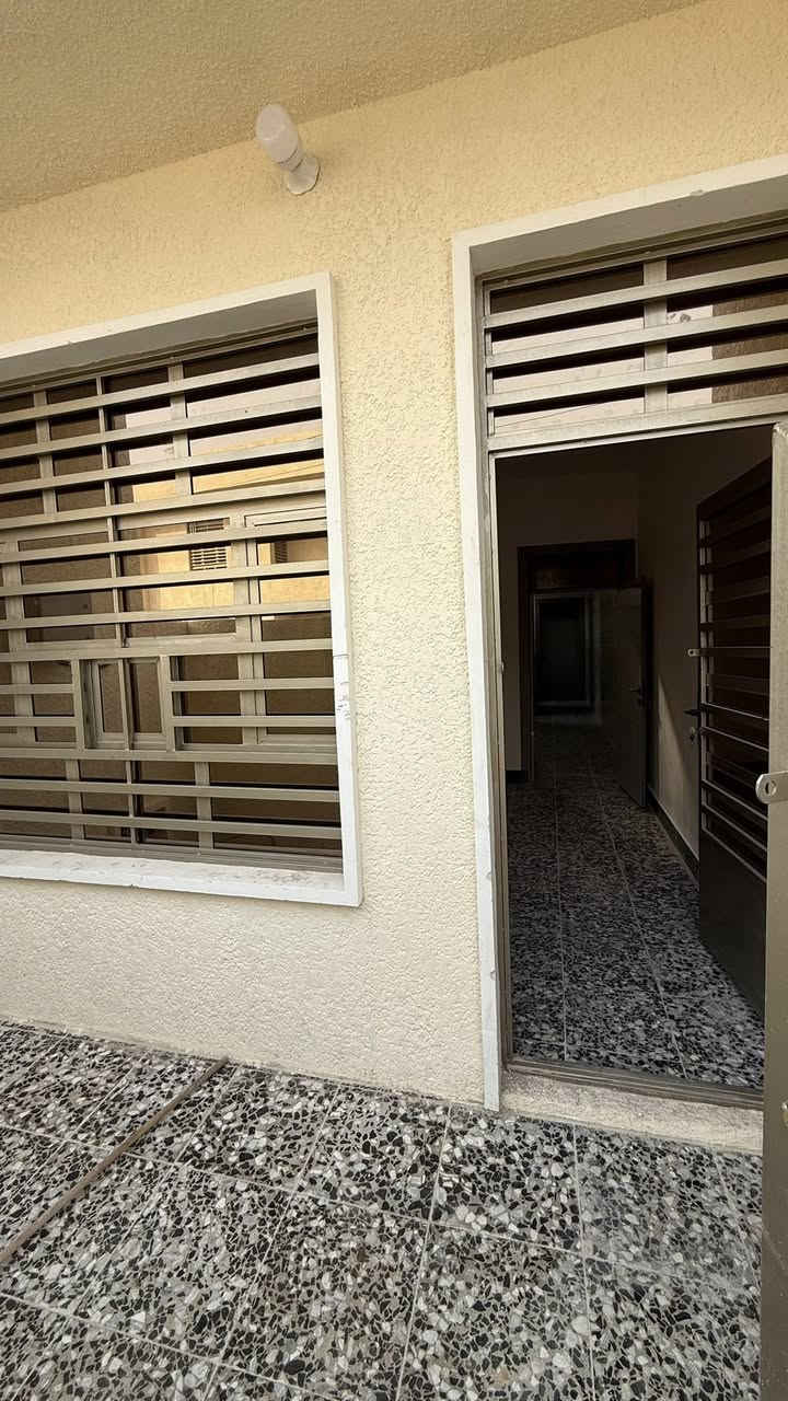 سلام عليكم 
دار للبيع 
المساحة ٧٥ متر طابو ملك صرف سكني

طابق ونص 

الموقع بغداد منطقة الانتصار مقابل مستشفى حمادي شهاب طريق الشعب الحسينيه 

يحتوي على 
استقبال ومطبخ حولي 
و غرفتين نوم
ومنور 
مع صحيات

بناء جديد زيرو ما مسكون
للإستفسار الاتصال على الرقم 📞
📞
***********
