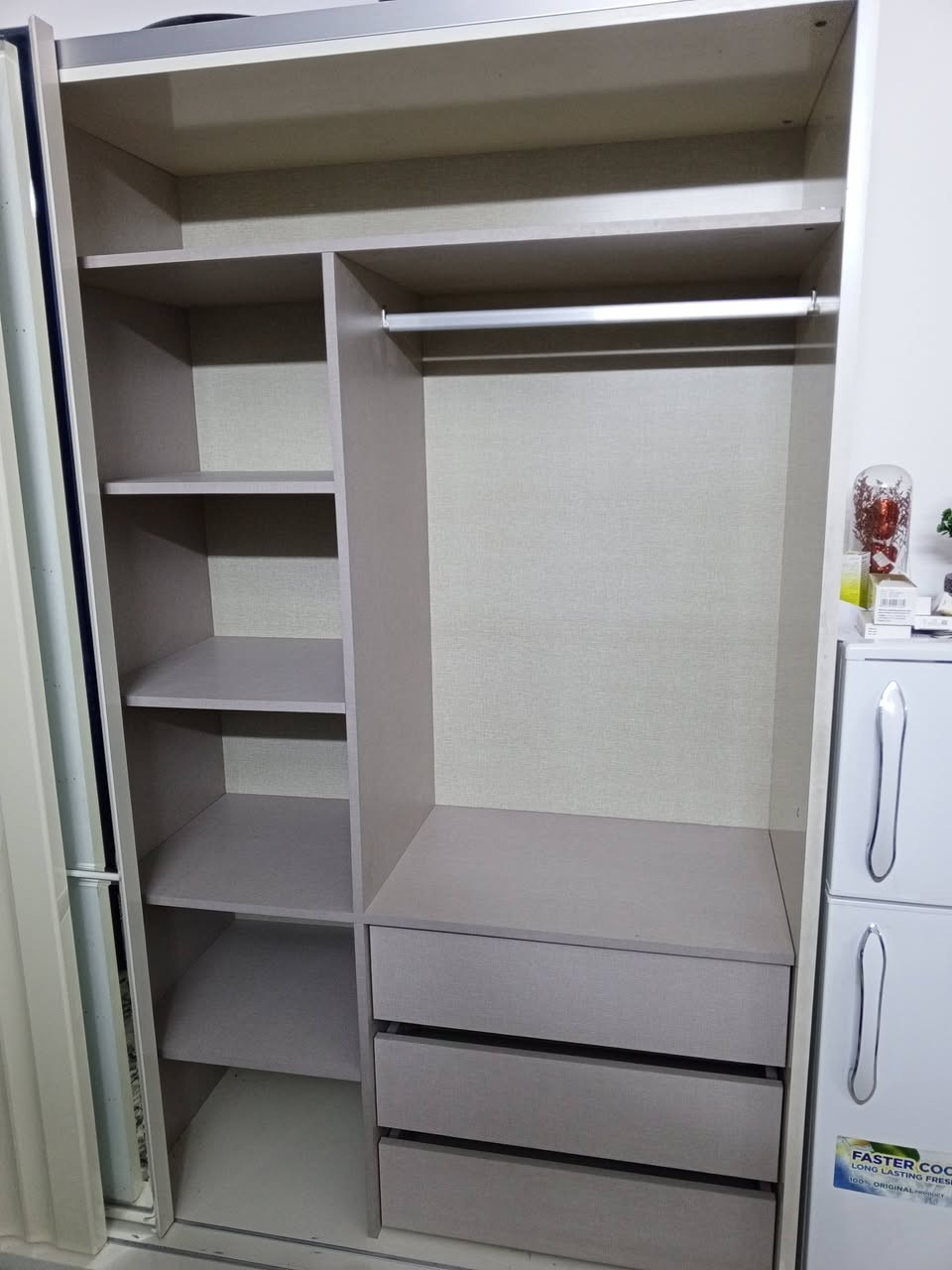 ا
السلام عليكم للبيع غرفة نوم تركي 9قطع من ماركة ادوول الجرباية مخزن السعر 1300000مليون وثلاثمئة الغرفة نضيفة جداا.  نظافة 99%

هاتف ***********
