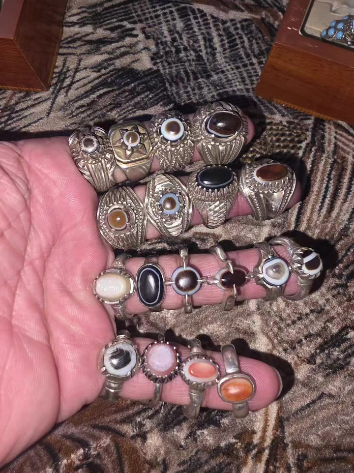 وعفيت وبالعفو تنقاس الرجال 
الركاب اليعفو عنها سيف تنهان

لعيون جميع الأعضاء المحترمين
 الجزع اليماني الاصلي بشرط 
بمختلف الألوان والحظارات القديمة 
الصياغات اليدويه. الجميله. 

السعر خاص وبالخدمة.


**إذا كنت صاحب هذا الإعلان وتريد حذفه لأي سبب، رجاءا أرسل رسالة إلى الدعم الفني**