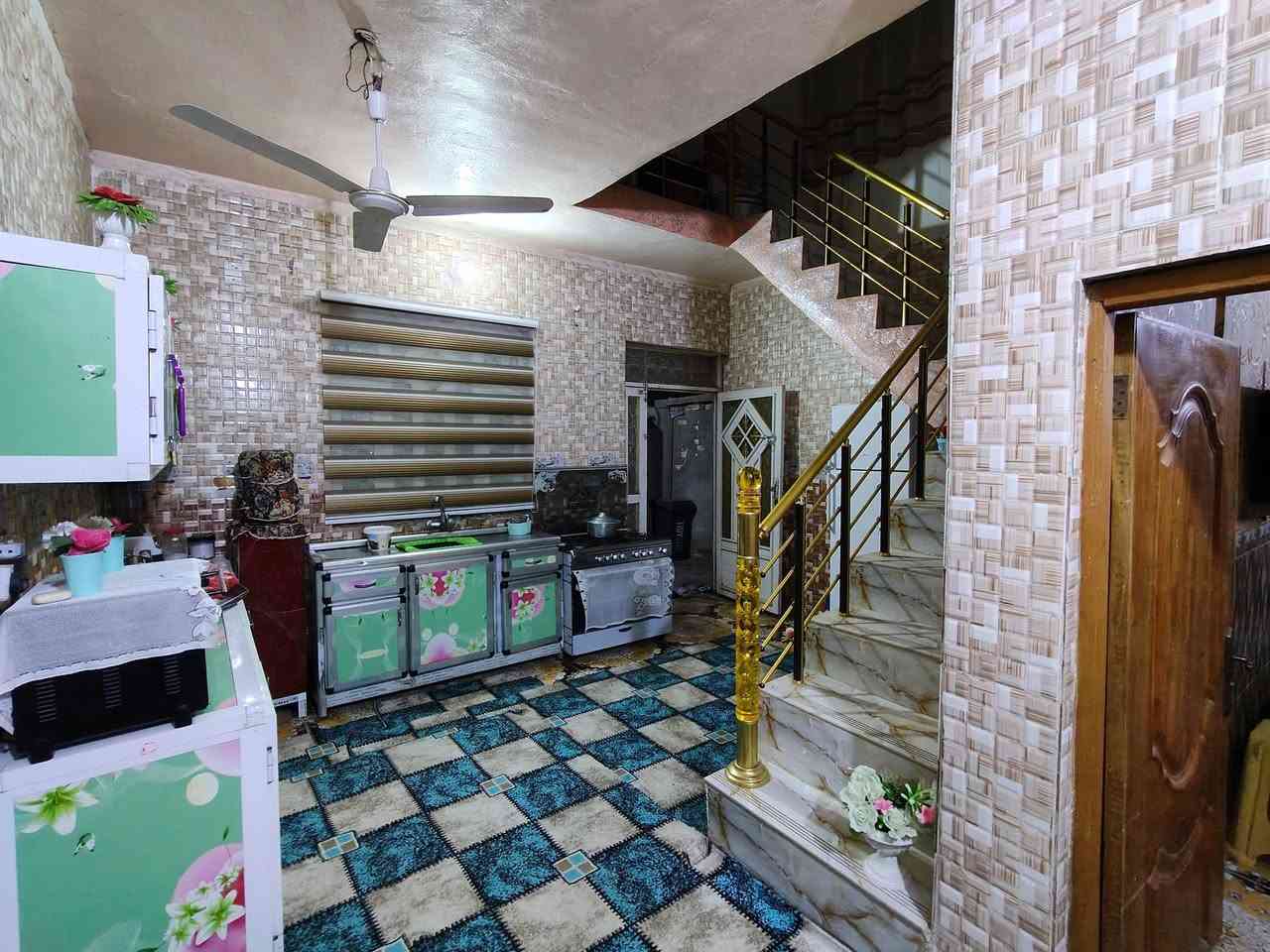 السلام عليكم بيت للبيع واسط حي الحكيم قرب البانزين خانه يبعد عن الشارع 250 المساحه 180 يحتوي على غرفتي النوم وصاله واستقبال وصحيات وطرمه بناء طابوق كافه خدمات من ماء ومجاري وكهرباء مرقم من قبل لبلديه طابو زراعي سند 25 سعرخاص لمراجعه دلاليه سيد حيدر ***********
