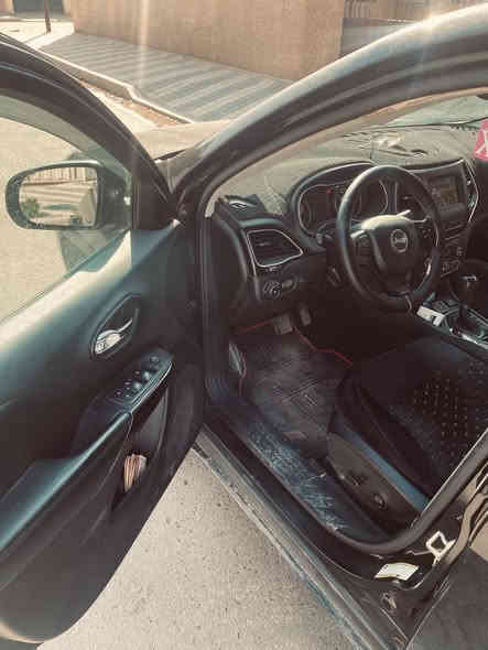 سلام عليكم
 جيب بزون 2019 الضرر خفيف محرك 6سلندر صندوق كهرباء توقف ذاتي كشافات اشاير مري تبريد قطعتين الضرر موضح بصورة و نضربت عندي ضربه خفيفه ب بنيد جداً بسيطه السعر 165 وبيها مجال رقم دولي
‭0777 928 3391‬
