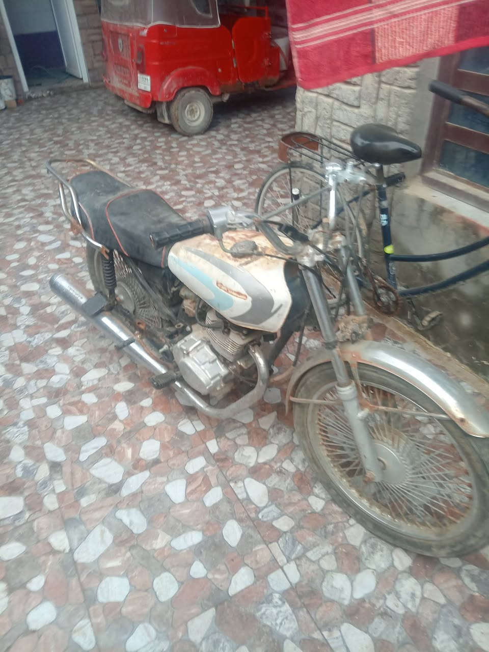 دراجة للبيع ارشه مدروكه فتره محركه نضيفه السعر ١٧٥وبيه مجال قليل الرقم  ***********
