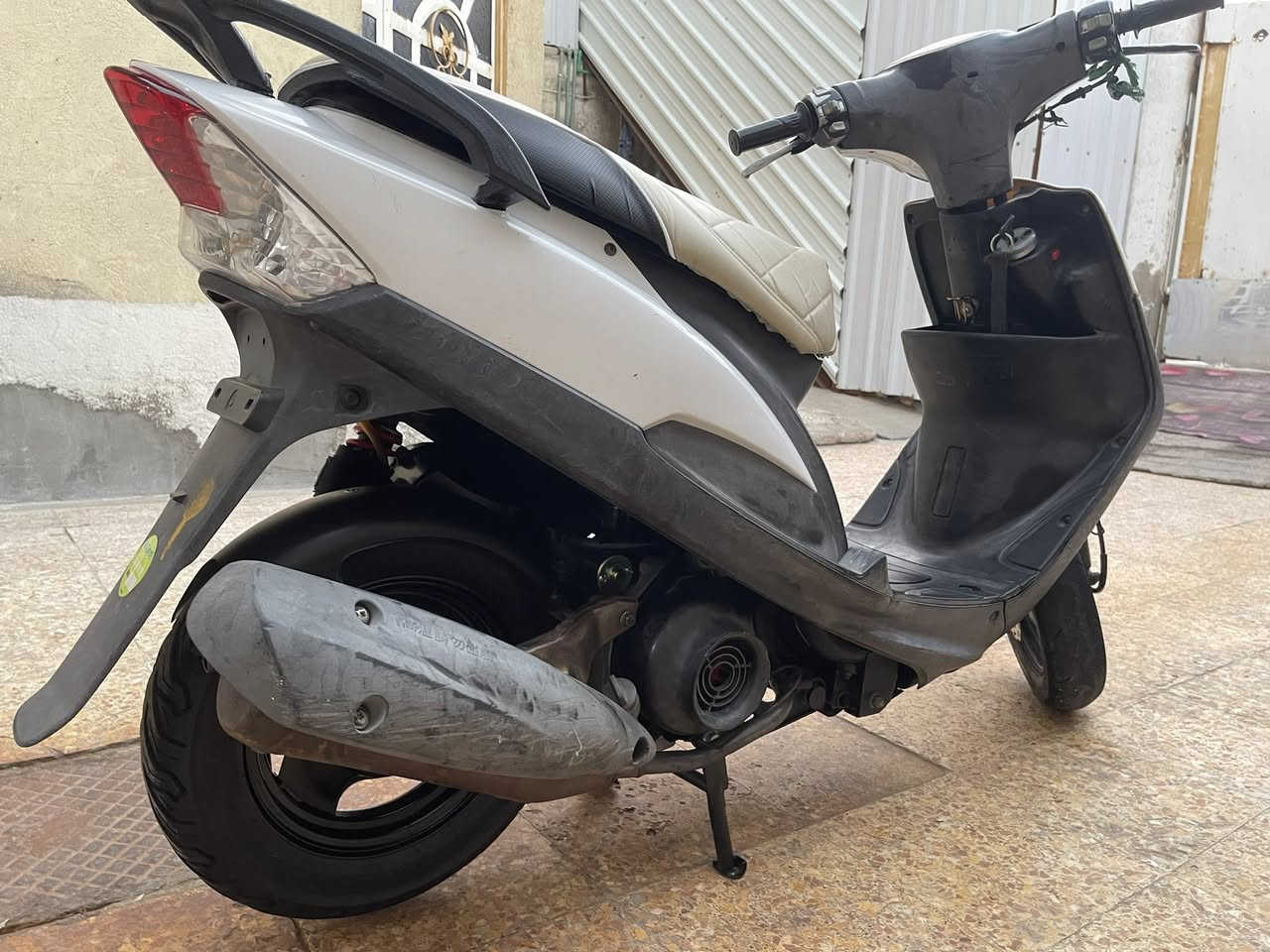 السلام عليكم دراجه ماكس عدله. مامفتوحه الدراجه حاويه أخت الجديده كفاله  مكاني بصره حي الشرطه *********** السعر 900
