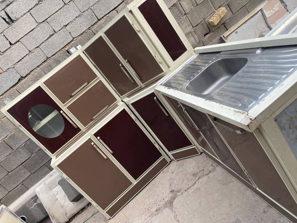 كاونتر المنيوم قياس مترو٨٠ مع زاويه مع سنك متر وربع كلش نضيف وقوي ٥ قطع السعر ٢٥٠ مكان السيدية اتصال *********** بي واتساب بغداد, العراق
