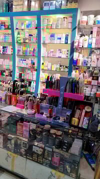 كوزمتك للبيع تفاصيل خاص او ع الارقام  07765803200 واتس 07808384132