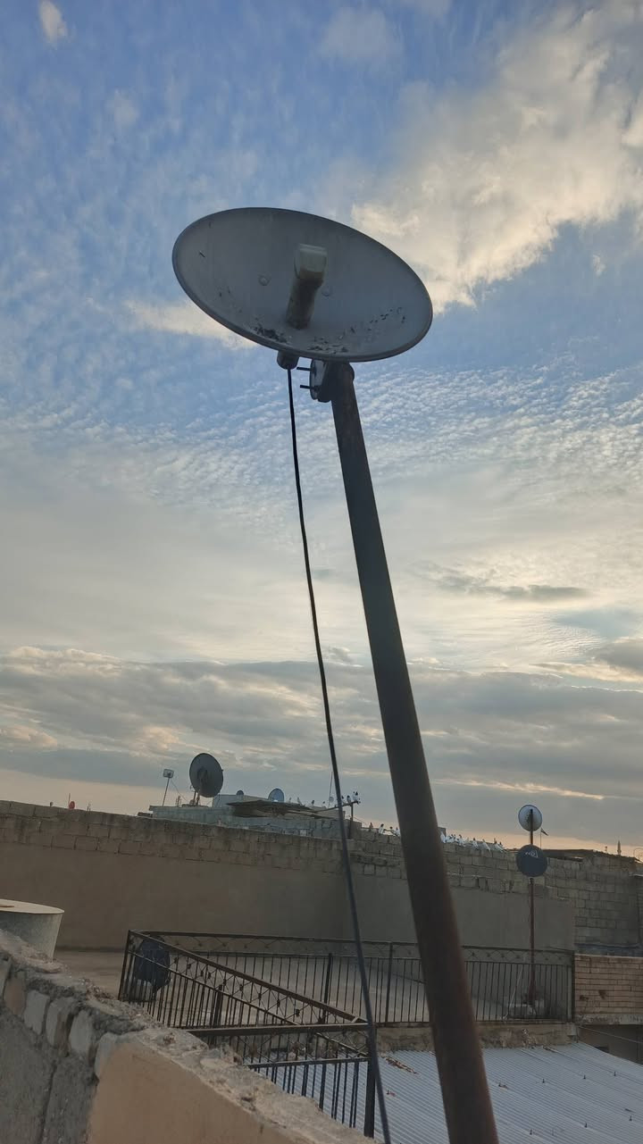 راوتر + برج مع البوري مع الواير الأصلي + الكيبل ما مستعمل غير شهر واحد السعر  ١٢٠٠٠٠الف وبي مجال للتواصل على الرقم ***********
