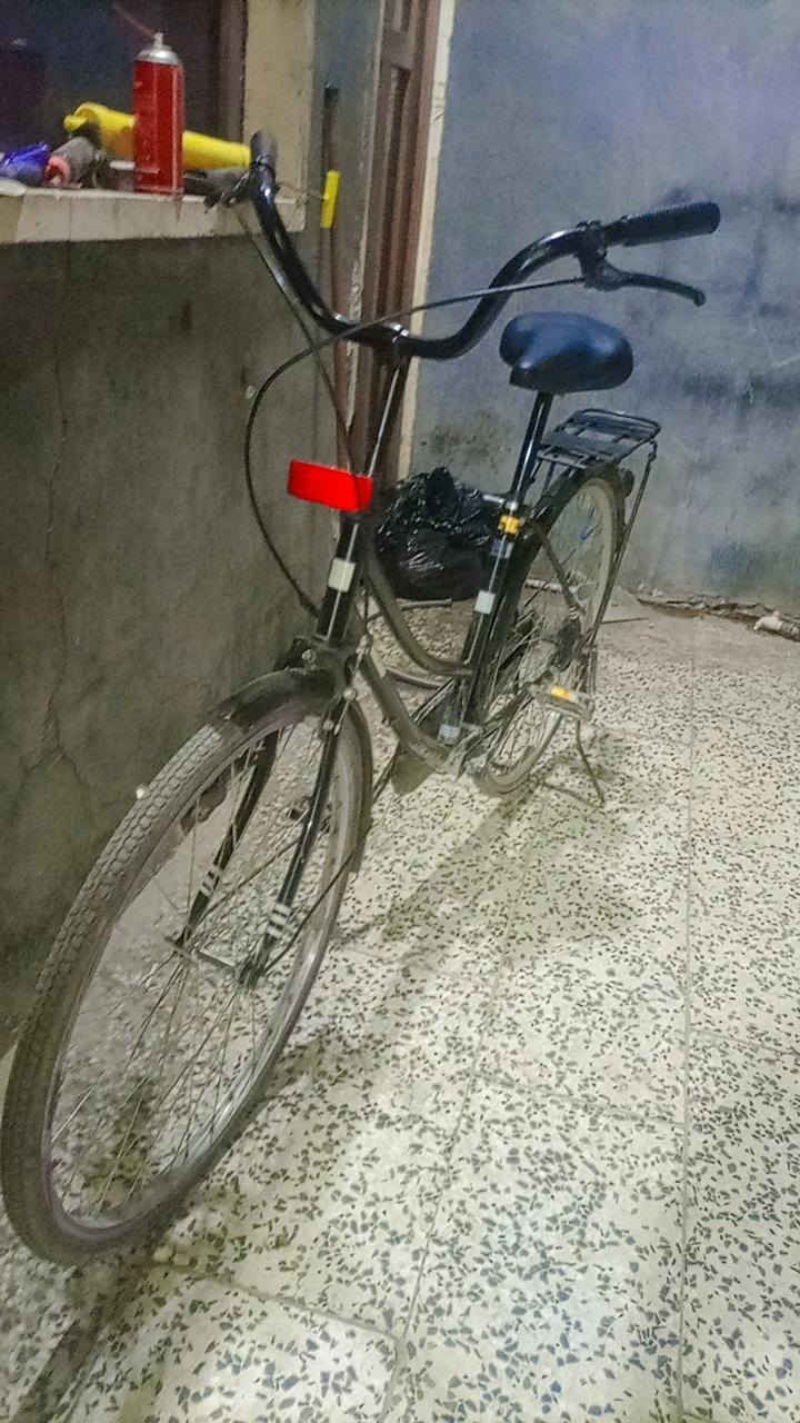 السلام عليكم بايسكل سانتوس للبيع اخو الجديد وكلش نضيف فقط الويل الوره معوج بس يمشي طبيعي متواجد بس واتساب*********** السعر 90 وبي مجال بسيط مكاني بغداد البلديات
