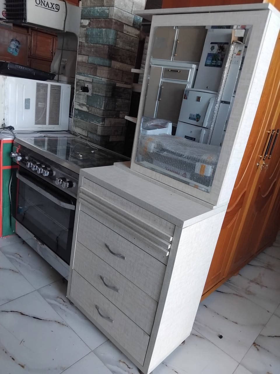 سلام عليكم كنتور ٣ ابوب حطاطه بسعر ١٧٥ نهايته و ميز مرايه ب ٣٠ نهايته  وميز مرايه وكنتور باب مشترك ب ٥٠ نهايته العنوان بعقوبه شارع تحرير بهرز مجاور قاعات بيانو مقابيل مستشفى الحياه استفسار***********
