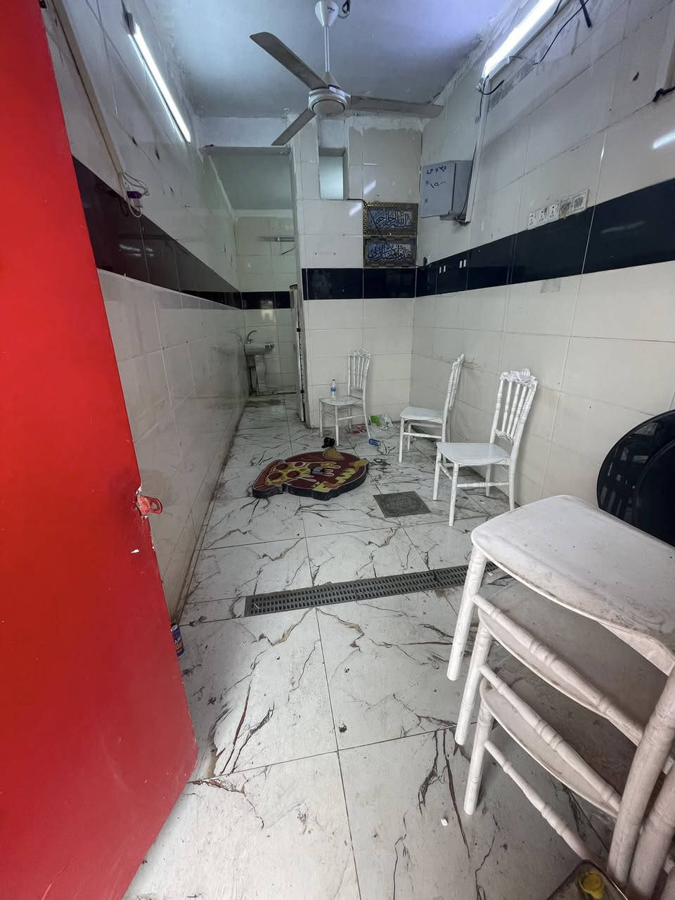 سلام عليكم
محل للإيجار وبيع ديكور كامل 
واجهيه 2 ونزل 7 
سيراميك كل محل 
كهرباء خط مولد 
تانكي ومخسله مع ديكور واضاءة 
رقم وتساب ***********
