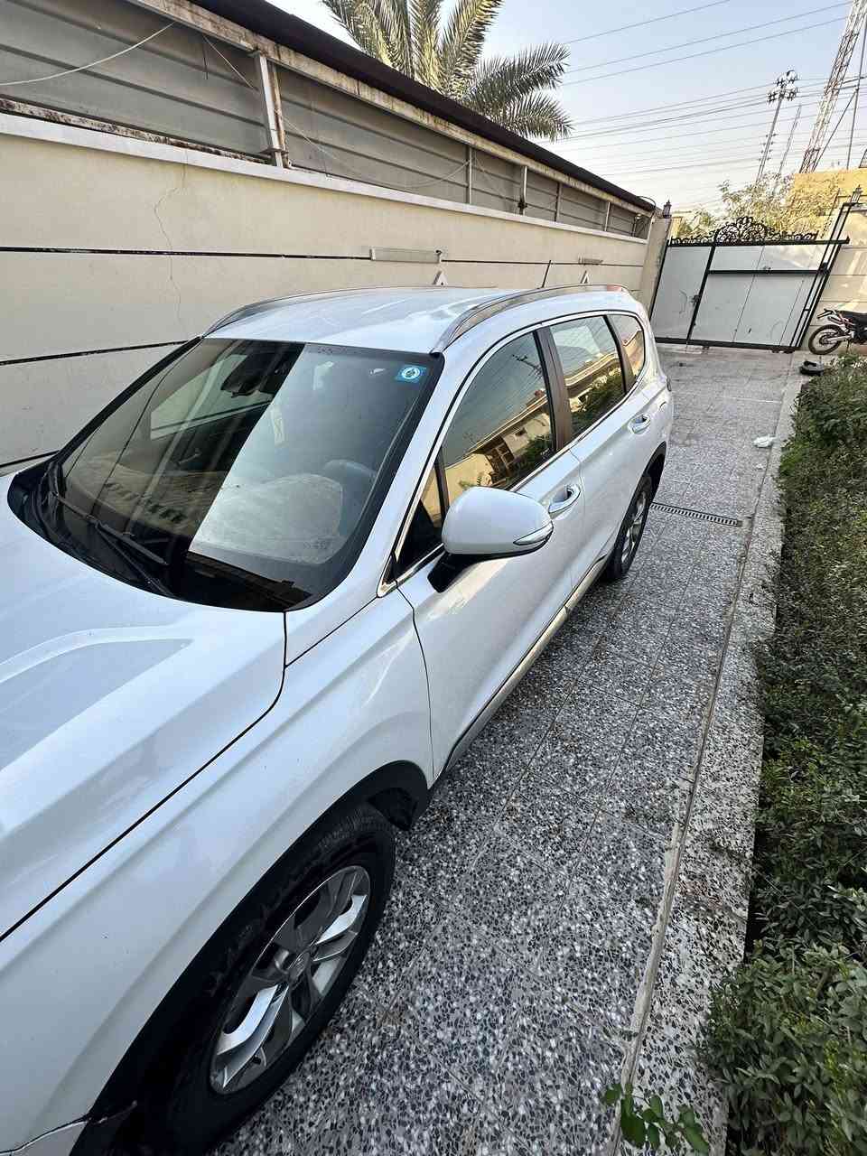 سيارة مناسبة مال جناي
سنتافي ٢٠١٩ لون ابيض
الشكل الجديد النفخ سيارة جاهزة ونظيفة ومناسبة مال بيت 
خمسة راكب محرك اقتصادي  اربعة سلندر  ٢٤٠٠ 
نقطة عمياء وتوقف ذاتي ورادار امامي خلفي 
اوتو هولد  وسايد بريك بصمة 
قطعتين تبريد .
كاميرا دوارة وحساسات خلفية وجانبية واشاير بالمري 
ارضية جلد 
غرفة نظيفة جدا 
لايتات زينون
تايرات جديدة وباتري جديد 
وادامة كاملة 
رقم جديد  بغداد وسنوية جديدة وباسمي مو اسم واحد ثاني .
صور الحادث بالخارج وي المنشور وبالتعمير صبغوه عام  .
بجم كبس ابد ماملعوب بي ومحرك خير من الله 
وتجي تكلب وتشوف بعينك 
السعر  مال بيع ١٣٢ ورقة فقط 🛑
العنوان بغداد بوب الشام وللتواصل 
***********
