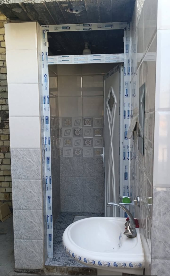 السلام عليكم ورحمة الله وبركاته..
بيت للبيع ١٢٠ متر الواجهه ٦ والنزال ٢٠ طابق ونص أستقبال ومطبخ وغرفة وحولي كبير وصحيات داخلية وخارجية والطابق الثاني غرفة وحمام وبيتونة كبيرة وسطح والأرضية رفت صب مركزي ٥٠ سم وكلة شغل درجة أولى بي نقص بياض وكاشي والبيت مشمع بالكامل صار ٣ سنوات البناء تقريباً .. العنوان دوانم الشعلة شارع أبو موسى ثاني فرع عاليسار السعر ٨٧  ... 
هاتف ***********
