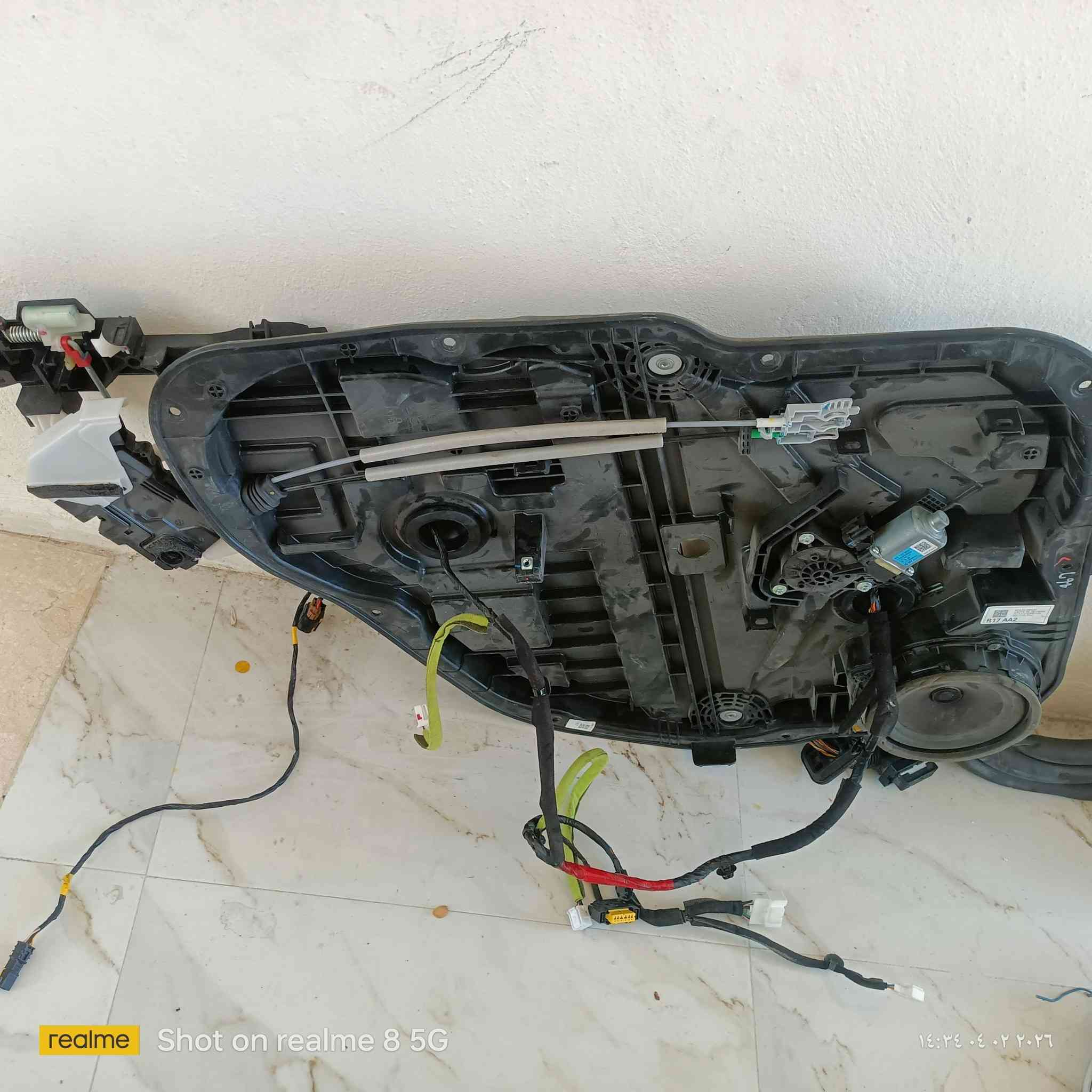 سلام عليكم ورحمة الله وبركاته
عندي بطاين عدد 2
جهة السائق 
للبيع ماله داخلي والخارجيه 
***********
