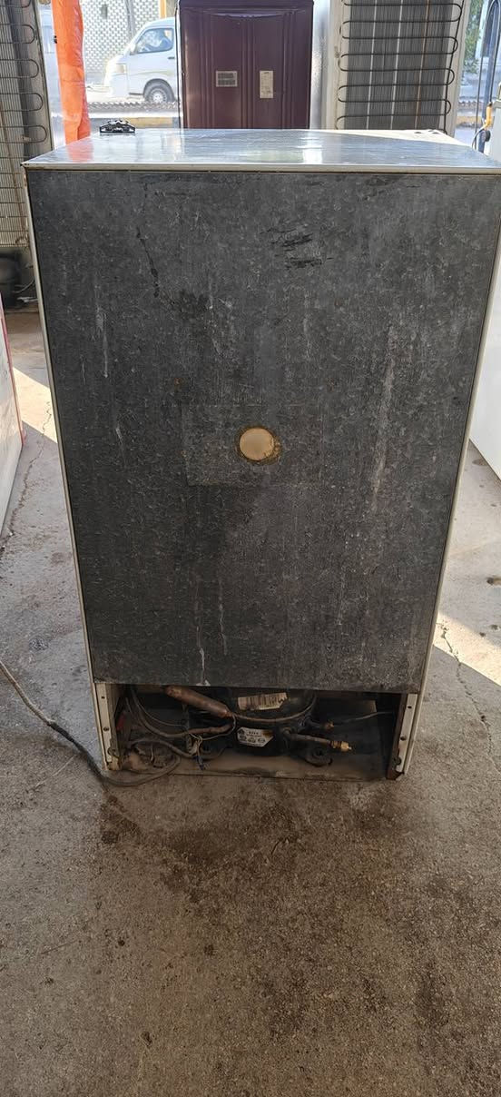 السلام عليكم للبيع ثلاجه صغيره مال غرفه شغاله مابيها ضرر شرط تجمد عنوان سايدين انصار سعرها 50 الف / ***********
