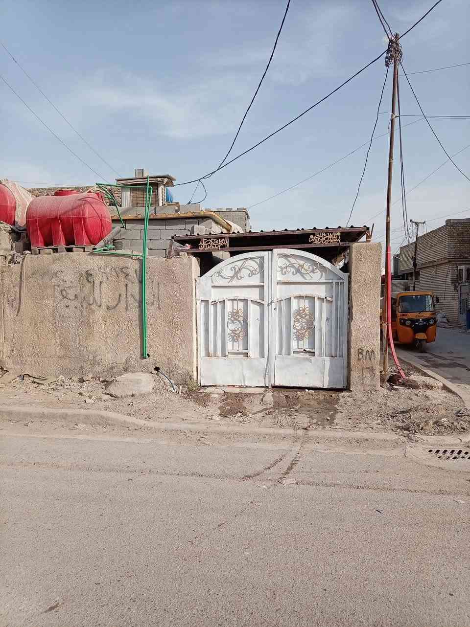 السلام عليكم دار للبيع في معسكر البلديات قرب صورة الامام علي (عليه السلام) المساحة 85 متر ركن عله شارع عريض خدمات جديدة كاملة ماء مجاري تبليط للاستفسار  ***********
