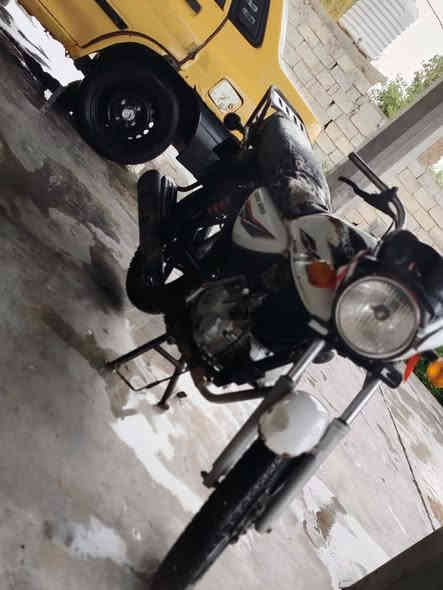 سلام عليكم  دراجه بوكسر للبيع
كوم حديد شغاله بس تريد تفيلس 
تايرات مامي خلفي جديدات لايت زنود 
سعر خابر ودلل 
بغداد 
***********
***********
