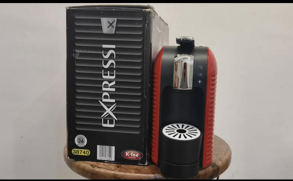 السعر 50 الف🧋☕️🔥

ماكينة تحضير قهوة وكبسولات متعددة المشروبات، تدعم تحضير الإسبريسو، اللونجو، الكابوتشينو، الكاكاو، والشاي. كما تتيح استخدام كبسولات الحليب المخصصة لعمل رغوة دون الحاجة لجهاز خفق خارجي.

وتتميز بضغط ضخ يصل إلى 19 بار لضمان الحصول على رغوة غنية (Crema) تضاهي المقاهي المحترفة. 

الماكينة مصممة بهيكل مدمج وعصري ومزودة بـ 3 أزرار تحكم مضيئة لتسهيل الاستخدام اليومي.

خزان المياه: سعة 1 لتر، قابل للإزالة ومتوافق مع فلاتر تنقية المياه.

سرعة التسخين: جاهزة للاستخدام في غضون 15 ثانية فقط.

توفير الطاقة: إيقاف تشغيل تلقائي ذكي بعد فترة وجيزة من عدم الاستخدام.


**إذا كنت صاحب هذا الإعلان وتريد حذفه لأي سبب، رجاءا أرسل رسالة إلى الدعم الفني**